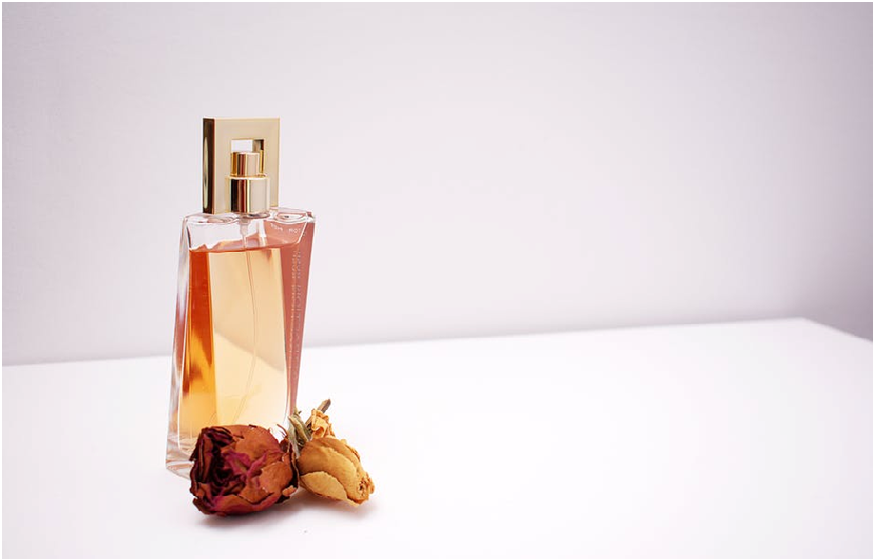 A Guide to Buying Fragrance Online (When You Can’t Smell It!)