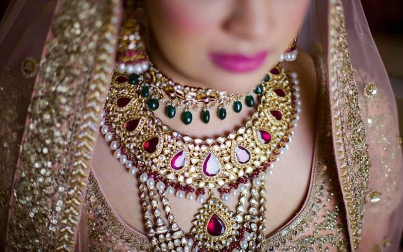 Explore the bridal brilliance with stunning clothes and gold necklaces