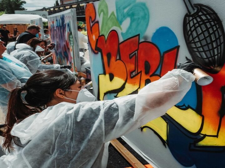 Graffiti and Hip-Hop Culture: From Street Expression to Creative Workshops