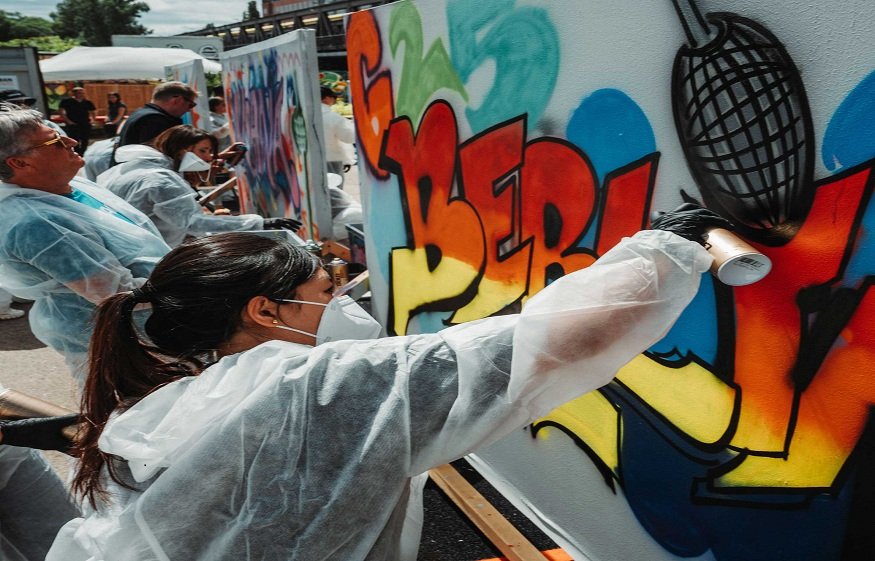Graffiti and Hip-Hop Culture: From Street Expression to Creative Workshops
